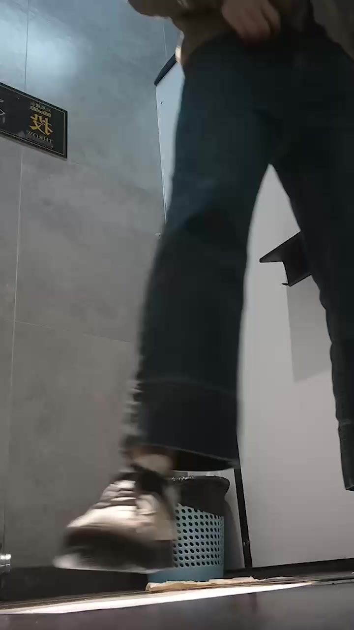 厕所偷拍清纯女神羞涩尿尿全过程 蹲坑腿软颤抖 粉嫩蜜穴特写尿液狂喷 画面太刺激看得人上头！
