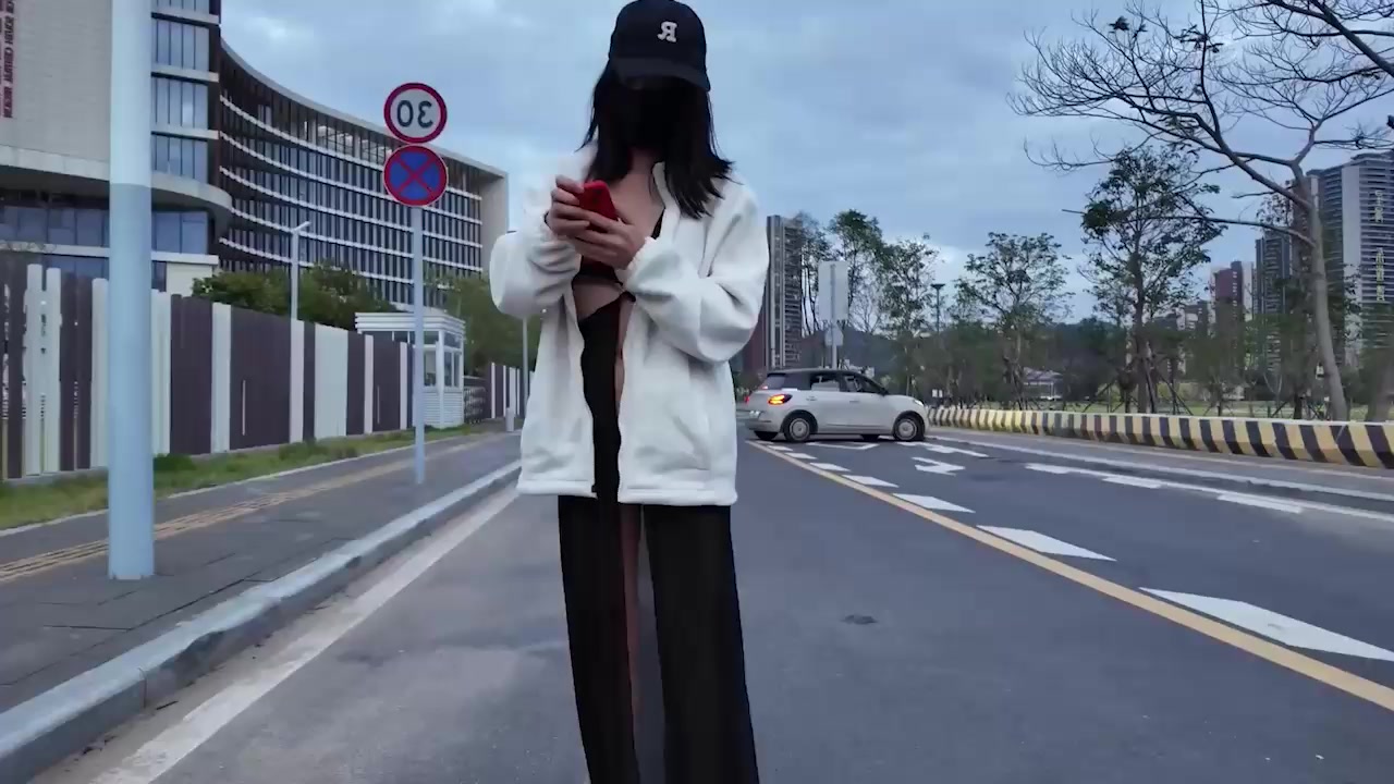 广东露出女王 Cikaimoon 硬核福利 不分昼夜巷间露出 真空长裙阴毛尽显 与路人淡定搭讪刺激无比！