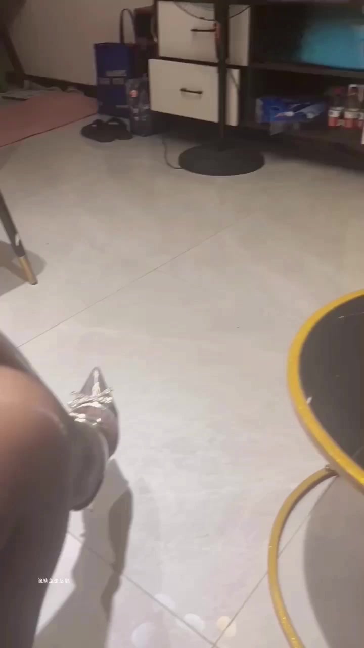丝袜淫妻博主 寻欢作乐 新作流出！爆乳浪骚尤物 紧裹开档黑丝 任由霸道主人肆意爆插内射！