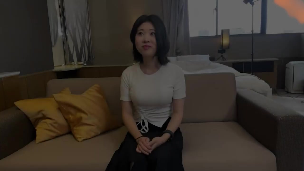日本FC2素人神作 超清纯嫩妹下海援交 近景女上位爆操表情淫荡 后入内射骚穴精液满溢！