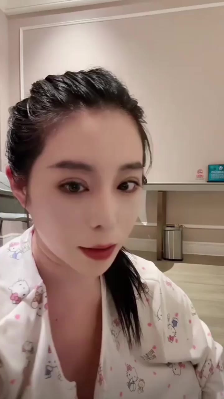 精选网红走光合集 嫩妹青涩熟女饱满御姐挺翘 各种胸型尽收眼底！更有真空露奶露穴！