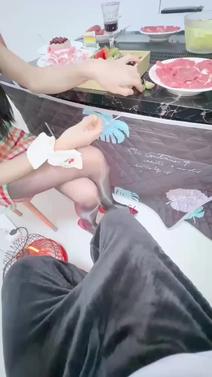 51原创大神 小姨子的秘密 跨年夜穿开裆黑丝勾引姐夫 沙发猛操高潮喷水爽翻天！