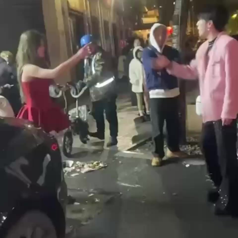武汉红裙妹与“男模”男友街头互撕爆料 男方陪睡同性屁眼被插到兜不住屎 女方偷男友手机转账！