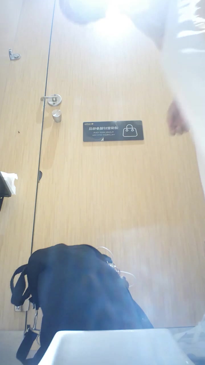 精选酒吧女厕偷拍 直击美女们下体妙境 臀部圆润饱满 穴口粉嫩紧致 美鲍微张热尿如瀑！