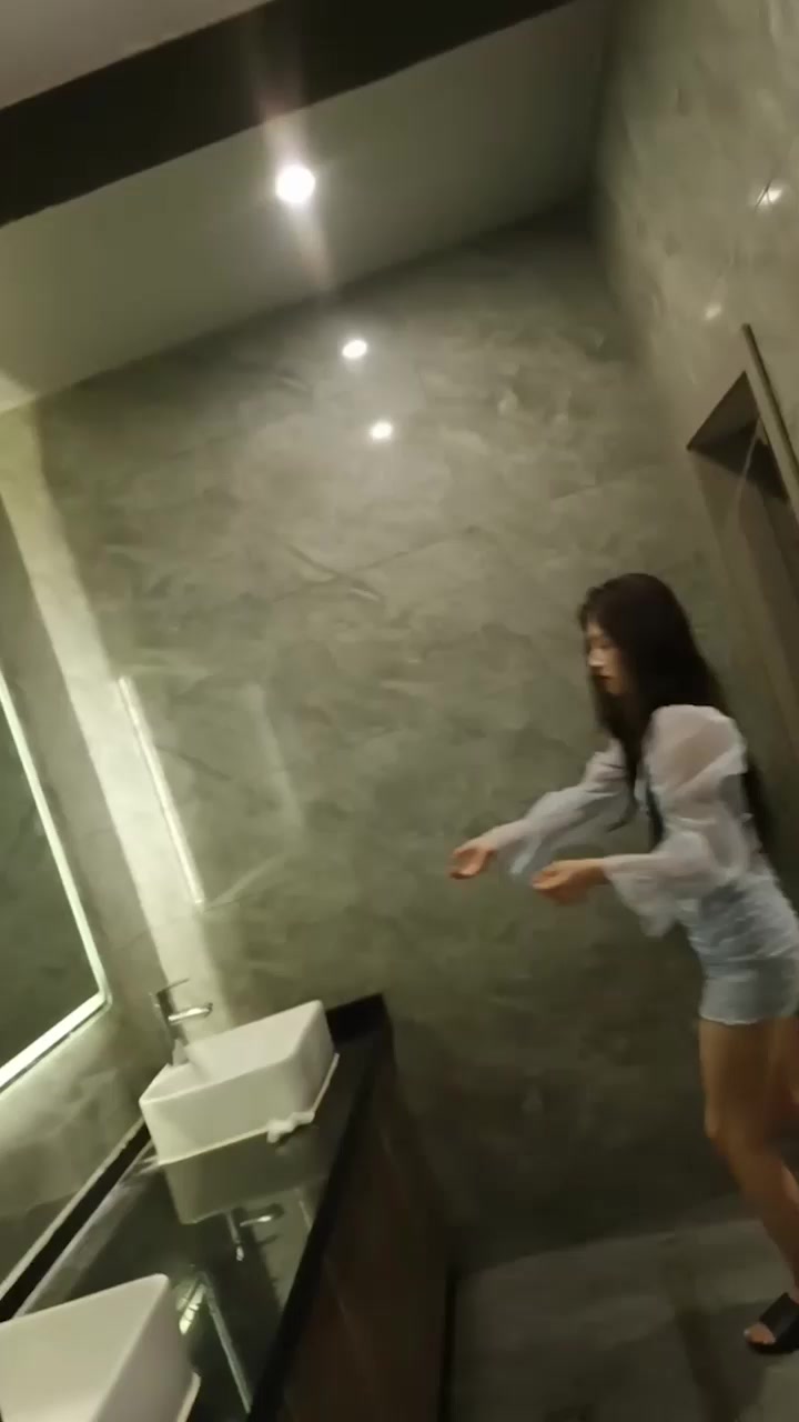 酒吧厕拍完整无剪切版流出！旗袍美女翘臀嘘嘘 丝袜开裆白虎骚穴尿柱直喷 镜头完美捕捉全过程！