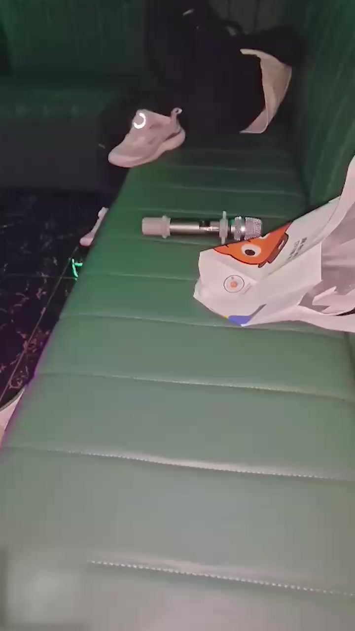 海角大神亲姐的诱惑 在KTV当着外甥面操姐姐并内射被他看到了 疯狂又刺激