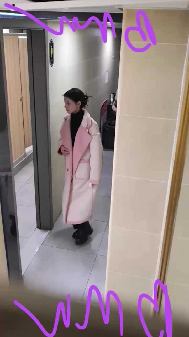 最新厕拍精选 御姐少妇醉酒肥臀尿溅 大姨妈混流狼狈撅股 私密窘态诱惑爆棚！