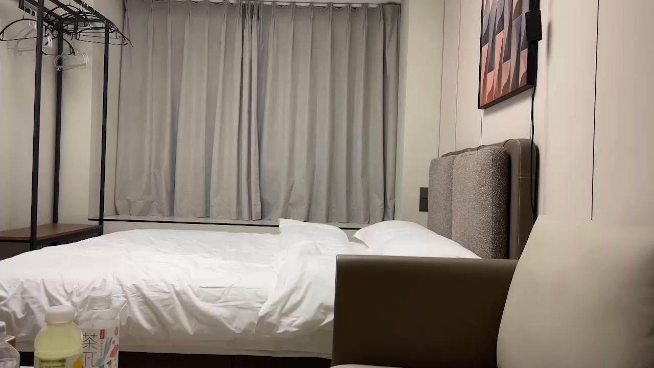 探花大神 成昆探花 约炮上海娇小白嫩美女兼职下海 胸部圆润粉嫩 下面紧致到逆天 抽插表情相当丰富！
