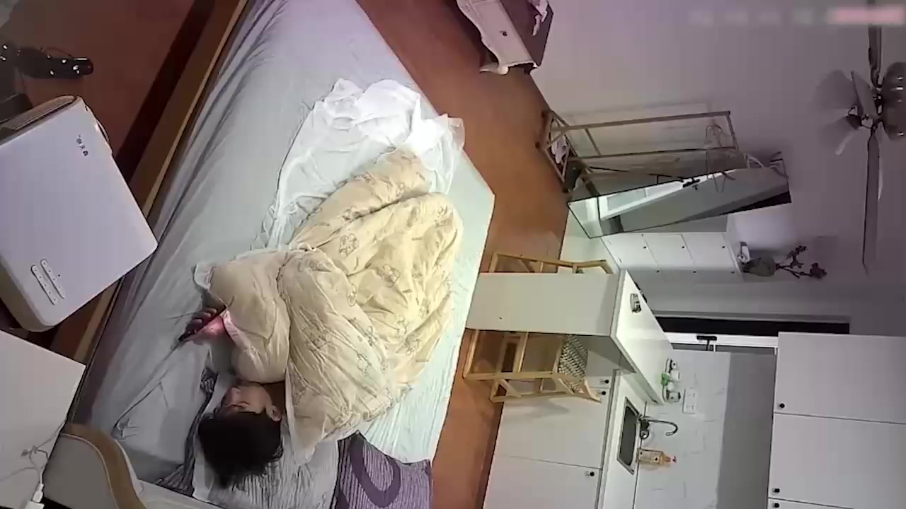 高校情侣民宿摄像头偷拍 眼镜妹被体育生男友多体位狂操 干到失神抽搐高潮不断 性爱全程超刺激！
