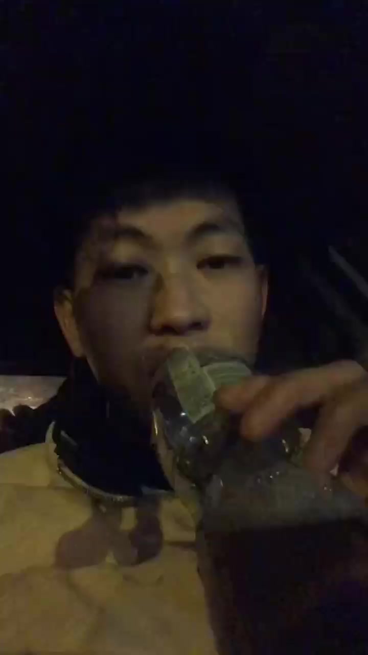 网友爆出炸裂大瓜！土豪听信祖传偏方 花2万买肌肉猛男的尿喝 聊天记录喝尿视频曝光！