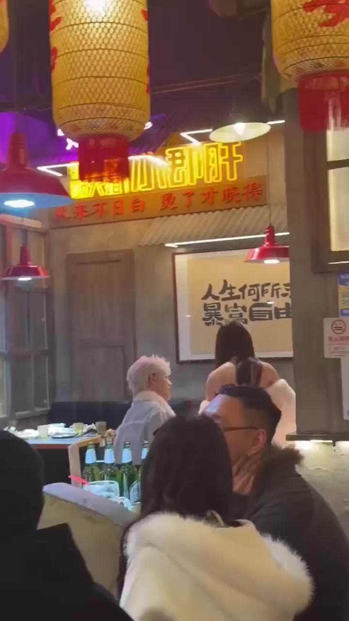 传说中的神秘金主现身！带两只顶级母狗外出吃饭戴狗链调教 完美身材极品颜值羡煞旁人！