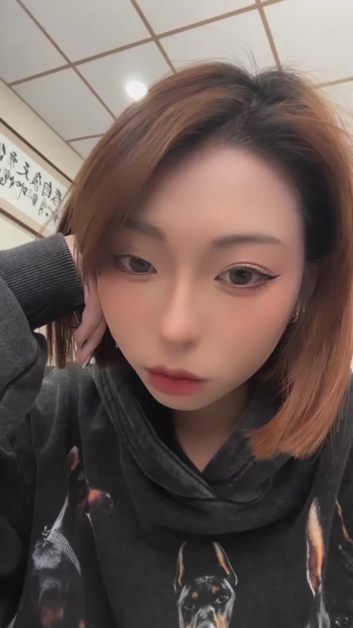 短发巨乳小网美 逆 不雅视频流出 健壮性感风骚入骨 露脸乖舔巨屌 被金主抓大奶狂颤爆操！