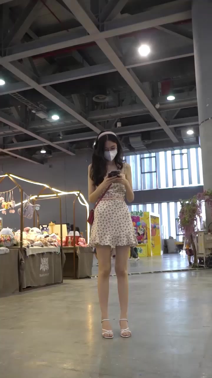 最新商场抄底偷拍流出！意外捕获170高挑眼镜姐真空逛街 长腿如玉多毛秘境紧致粉嫩 暗骚拉满惊艳全网！