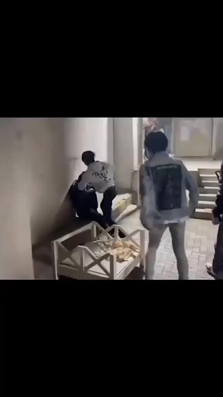 武汉国潮小子掀女生裙子摸屁股 被高街帝精神小伙左右勾拳暴打！动感音乐配打架超带劲 全网直呼解气！1