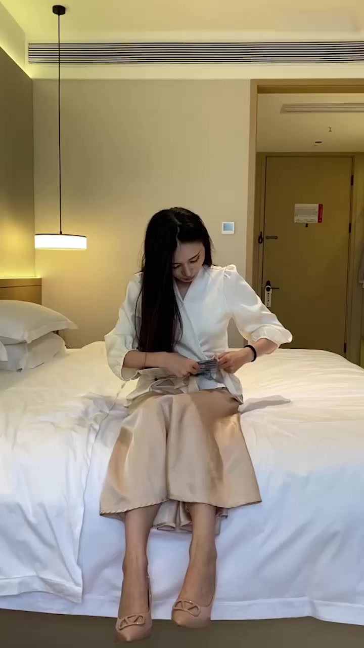 约啪大神 中原炮王 约操一号女主 粉红丝袜包裹长腿翘臀 露脸深喉口交 被各种姿势轮番爆操 反差感封神！