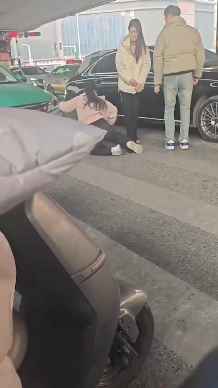郑州奔驰E300L渣男出轨被原配当街抓奸 贤妻扶我青云志 我却按妻狂打 小三车里笑看戏 路人大爷怒出手制止！