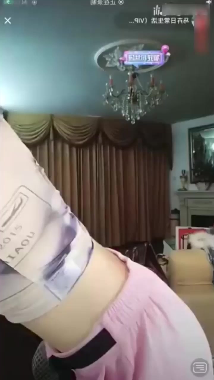 央视前主持人 马卉 人设崩塌！直播间穿情趣内衣故意走光露奶 录屏视频全网疯传 尺度拉满！