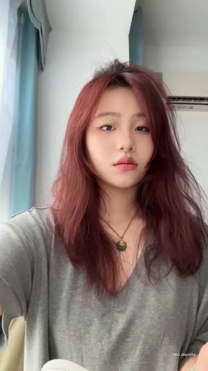 辽宁纯情小网红 小痞太帅了 颜值漂亮身材丰腴 被大哥收服网调 性感内裤紧勒饱满小穴 在宿舍各种发情卖浪！