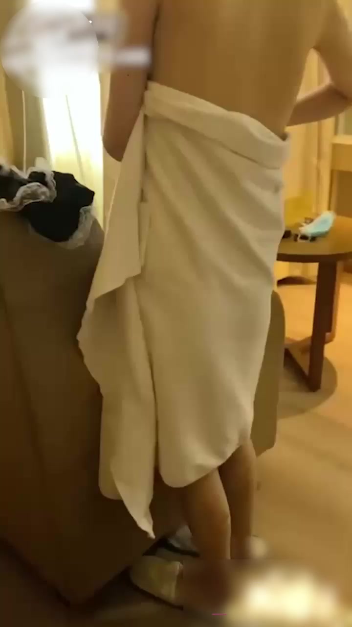 乱伦大神 偷吃小姨子 趁着小姨子过生日献殷勤 开心的主动开房侍奉 情趣女仆装衬托出极品身材！