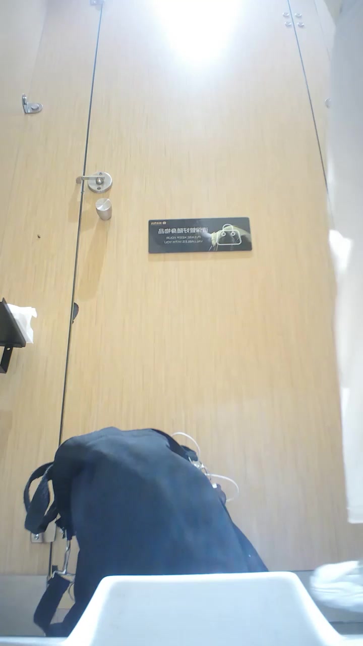最新商场女厕偷拍 隐藏机位正面拍摄 捕捉多位靓女绝美俏脸 肥美翘臀优雅划过 紧致小穴热尿喷出！