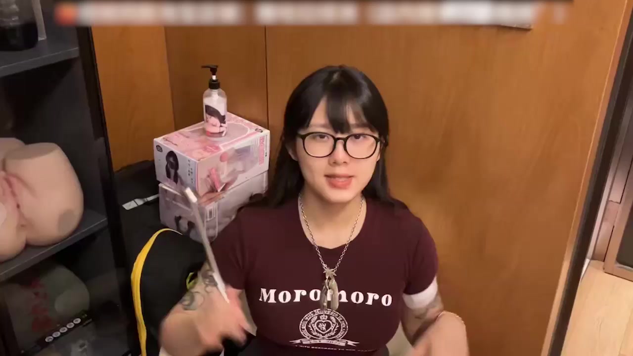顶级网黄 卯哥 上岸转型性爱测评博主！带你直击成人展会现场 玩具用法讲解 骚气拉满看完上头！