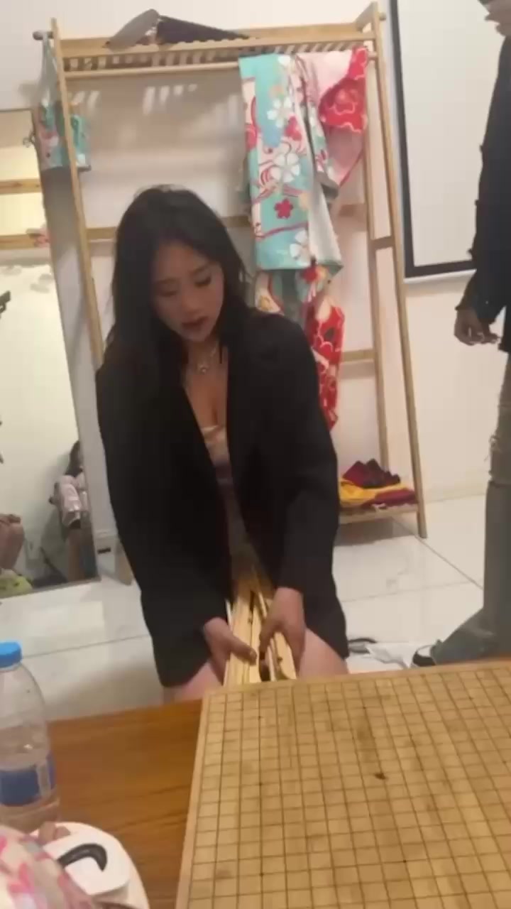 西北地区霸凌事件！美艳少妇遭一群精神小妹扒衣暴打 现场哭喊求饶声震天 鼻血狂飙触目惊心！