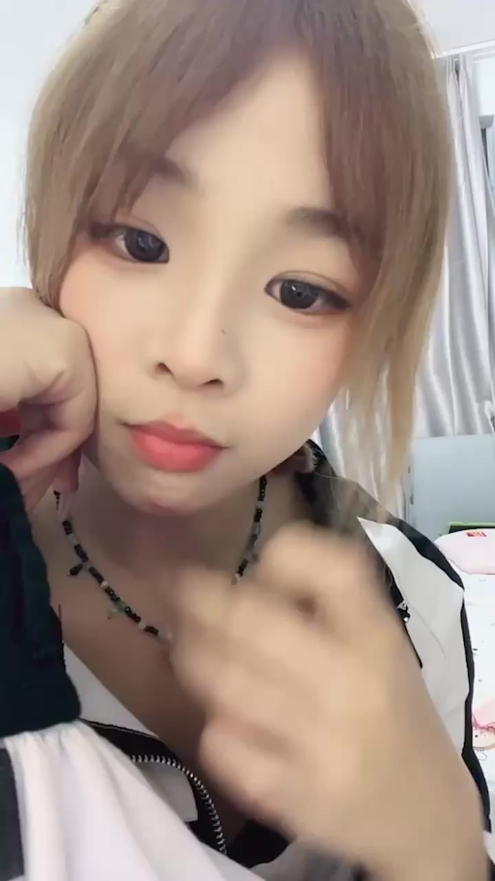 06年极品嫩妹自慰直播 高颜值尤物露脸发骚 敞胸露乳抬腿露穴 跳蛋假屌深插白虎嫩穴 潮喷浪叫诱惑不断！