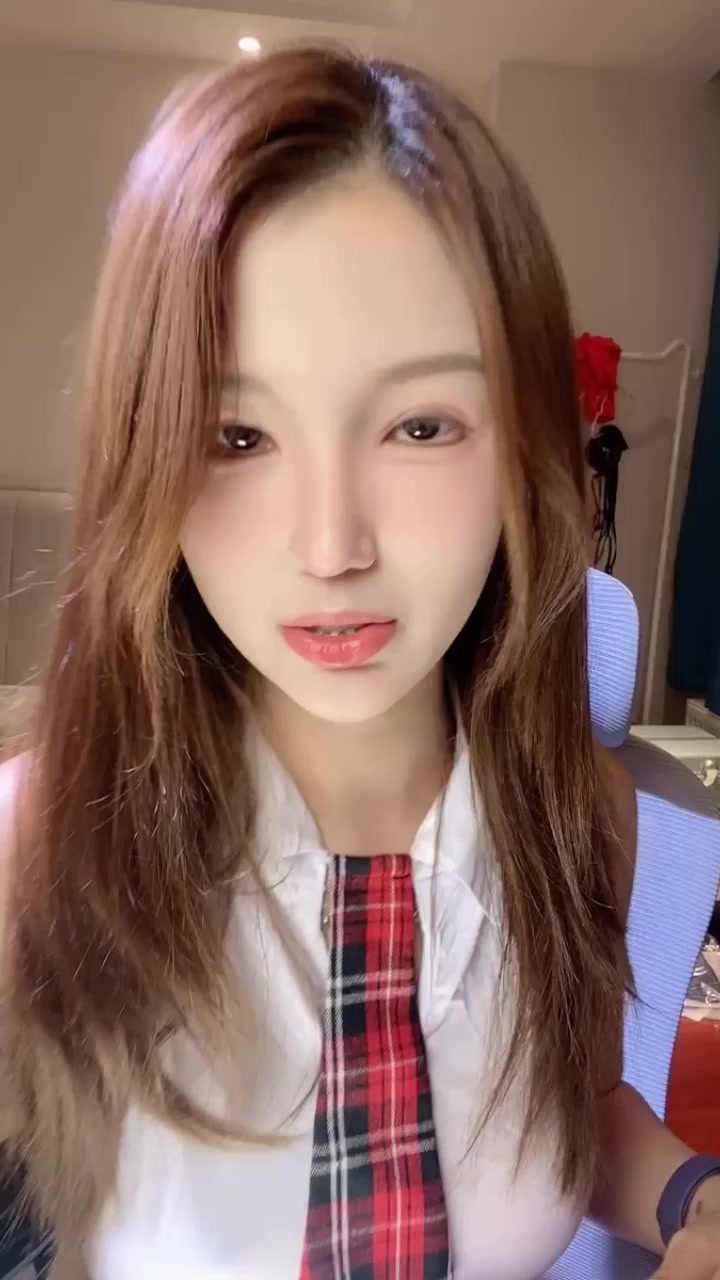 抖奶女神 熙酱爱跳舞 裸舞直播流出 扮JK学生妹甜得发腻 衣衫渐褪淫骚起舞 跳蛋塞穴狂抖C奶！