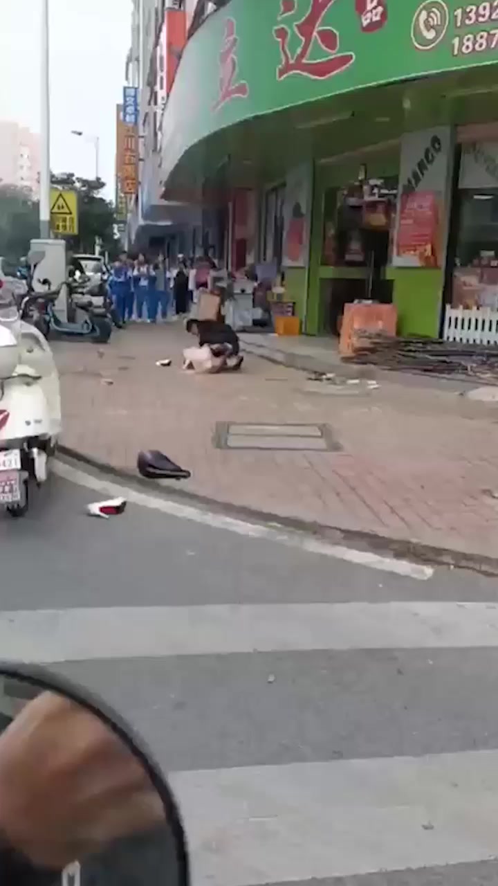醉酒男子光天化日街头强上女子！女方拼命反抗大喊救命 路人围观报警 猥亵未遂现场视频曝光！