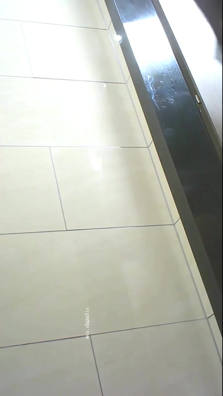 大神潜入KTV女厕 全景捕捉醉酒辣妹放尿 各种极品鲍鱼完美登场 更有三美挤单间轮番放尿 女女热吻激情上演！
