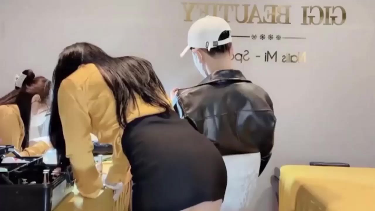 美甲店真实露出现场！店员当着同事面脱光自慰喷水 男顾客全程打游戏毫无察觉！