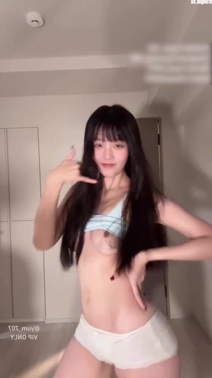 推特福利姬 玉米yum707 VIP裸舞视频 蓝背心白内裤开场狂扭细腰 巨乳真空乱甩扯衣脱裤露穴 全程高能下限全无！1