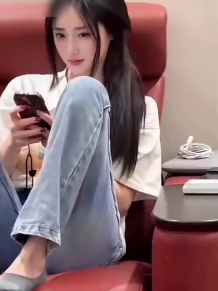 抖音爆火白衬衫牛仔裤女孩 真实身份竟为高端外围 白月光的杀伤力实在太大 绝美侧颜令无数网友陷入疯狂！