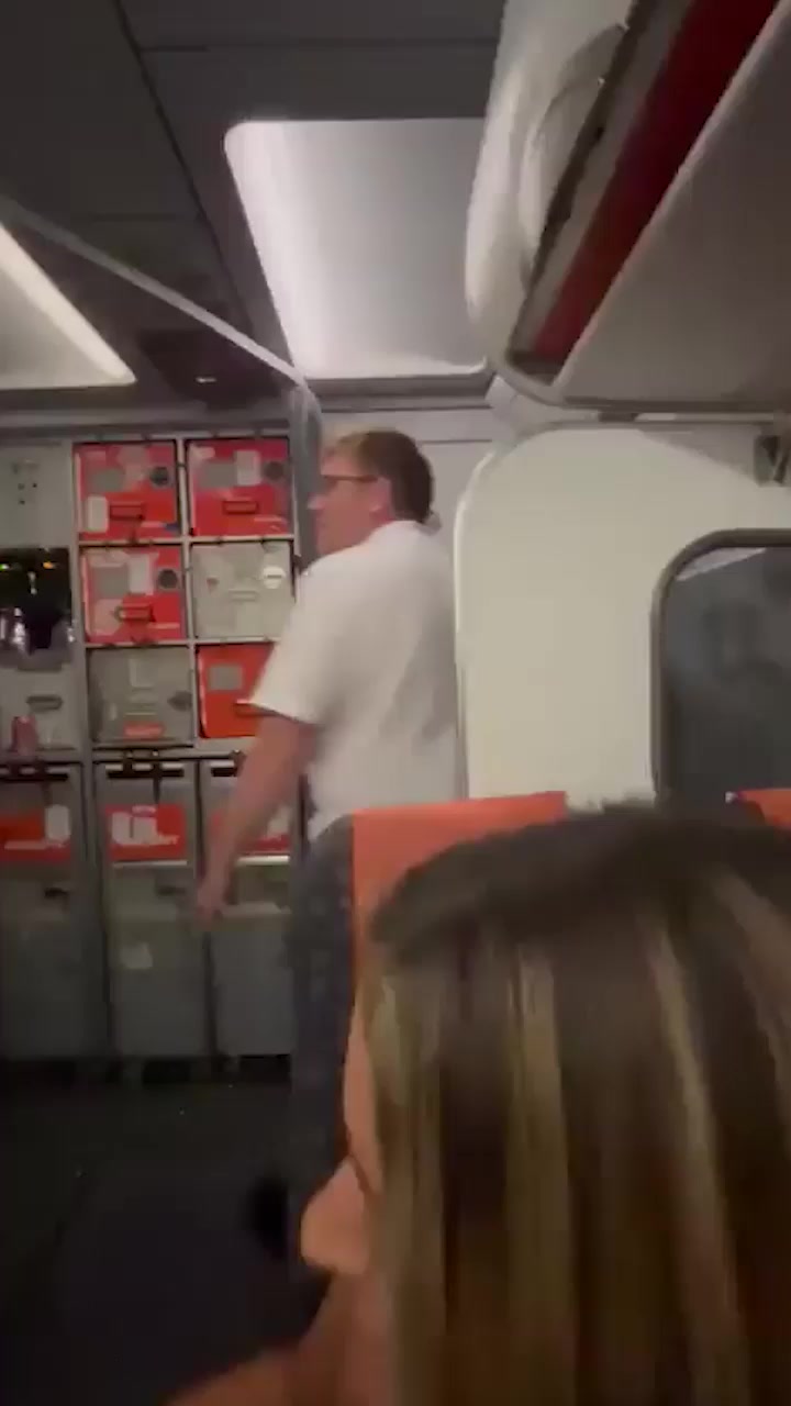 英国易捷航空情侣高空做爱事件 英国情侣厕所激战被空乘开门曝光 全机乘客欢呼加油打气 简直太开放了！