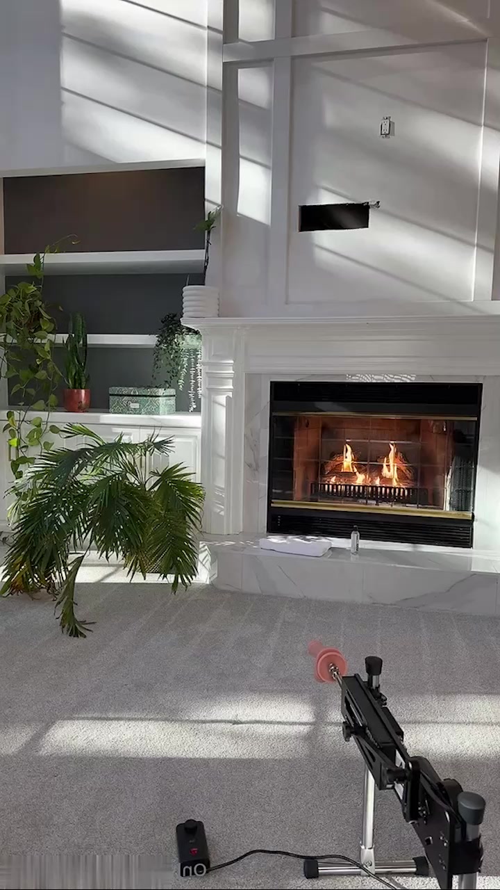 欧美网红 Lillienue 福利流出 身裹黑丝制服上演炮机自慰 白虎粉鲍淫水直流 娇喘浪荡诱人！