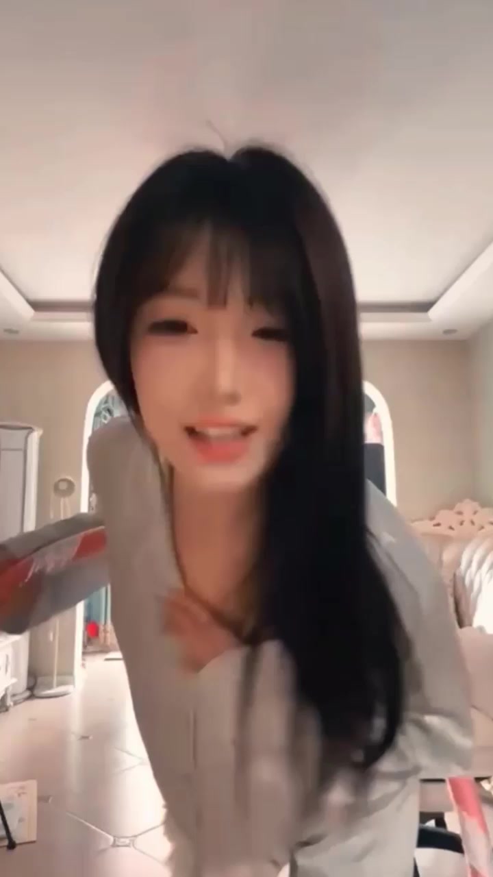 抖音美女直播走光集锦 闲聊间美乳半露 热舞扭腰时小内内露出 是无心失守 还是故意撩拨吸粉 速来围观！