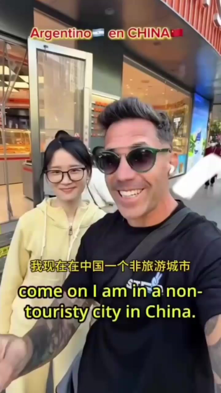崇洋媚外眼镜反差婊 街头被阿根廷猛男搭讪 当街热吻缠绵晚上酒店无情爆操 中途偷偷摘套 骚浪到极致！