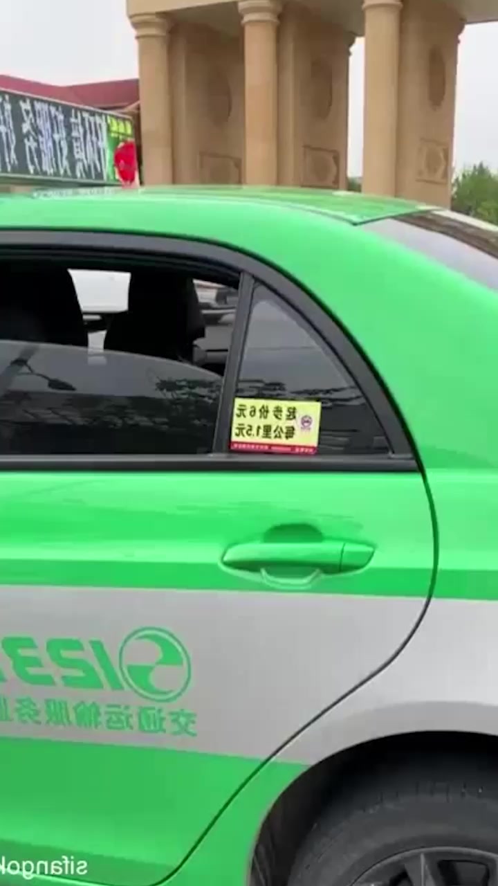 主人露出任务挑战！极品小骚货打出租车全裸勾引司机 一丝不挂展示胴体刺激到爆！