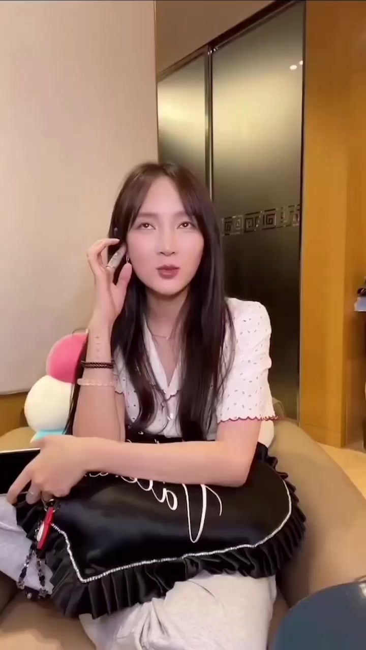 娱乐圈唱跳女神 孟佳 真空直播擦边！赵露思走光爆火后跟风在家开播 奶头若隐若现撩人欲火 明星擦边赛道新女王！