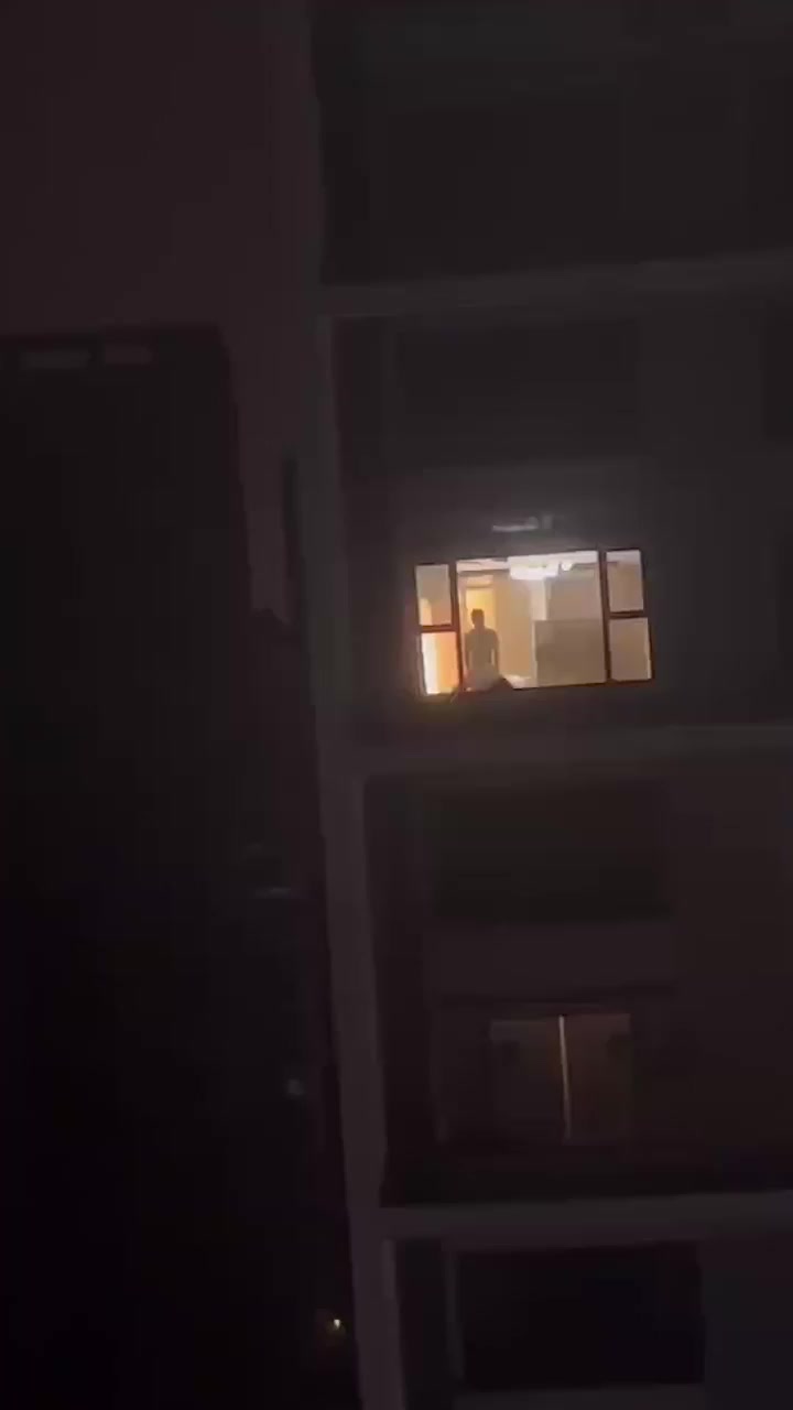 深夜惊现偷拍寂寞少女！看对面楼做爱看得发骚 视频里狂喊来找我后半夜干我 语气充满羡慕！