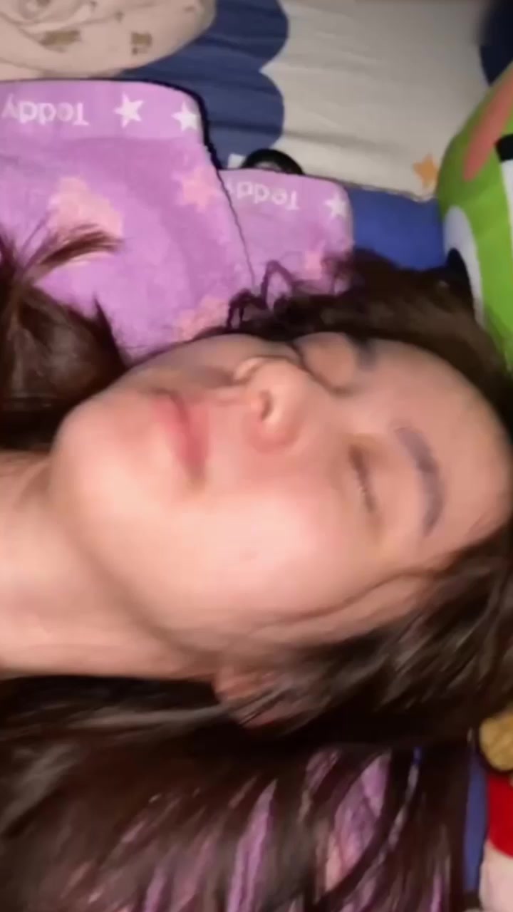 上海超清纯小美女不雅视频流出 精美颜值神似女星刘浩存 戴狗链套黑丝被男友爆操 蒙眼跪舔露脸无套内射！