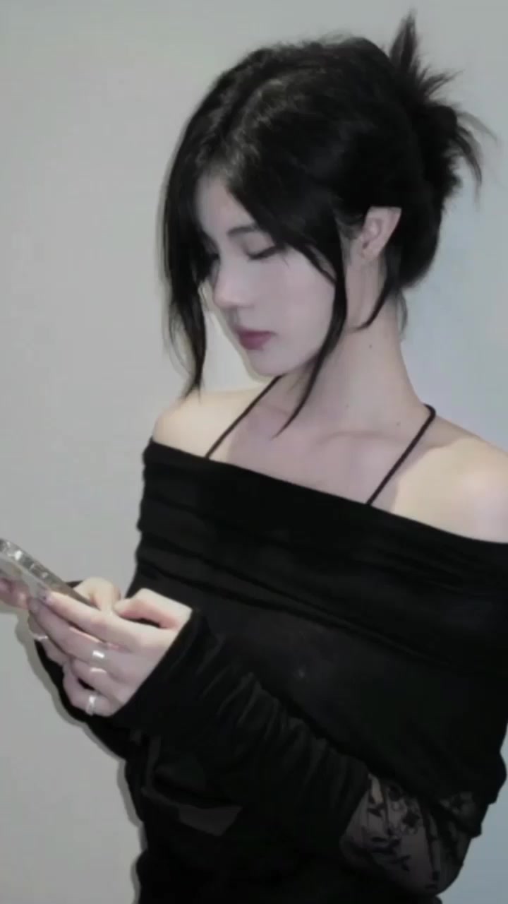 河南顶级纯欲校花 不雅视频流出 臣服主人沦为女奴 户外放尿指奸爆操 肥臀小穴被彻底玩坏！