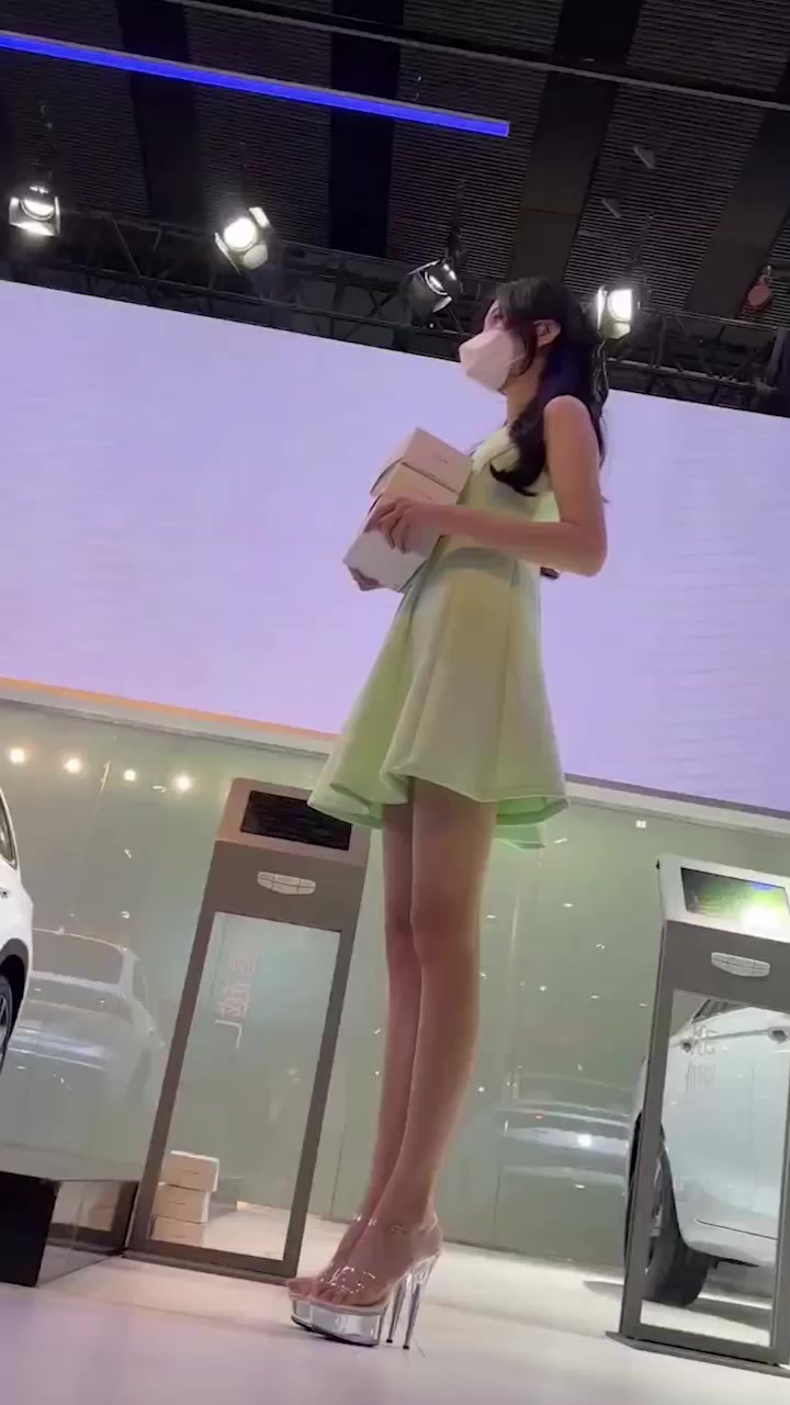 车展抄底偷拍天花板！多位大长腿车模裙底被偷拍 黑白打底裤勒进臀缝 肥鲍轮廓清晰可见！