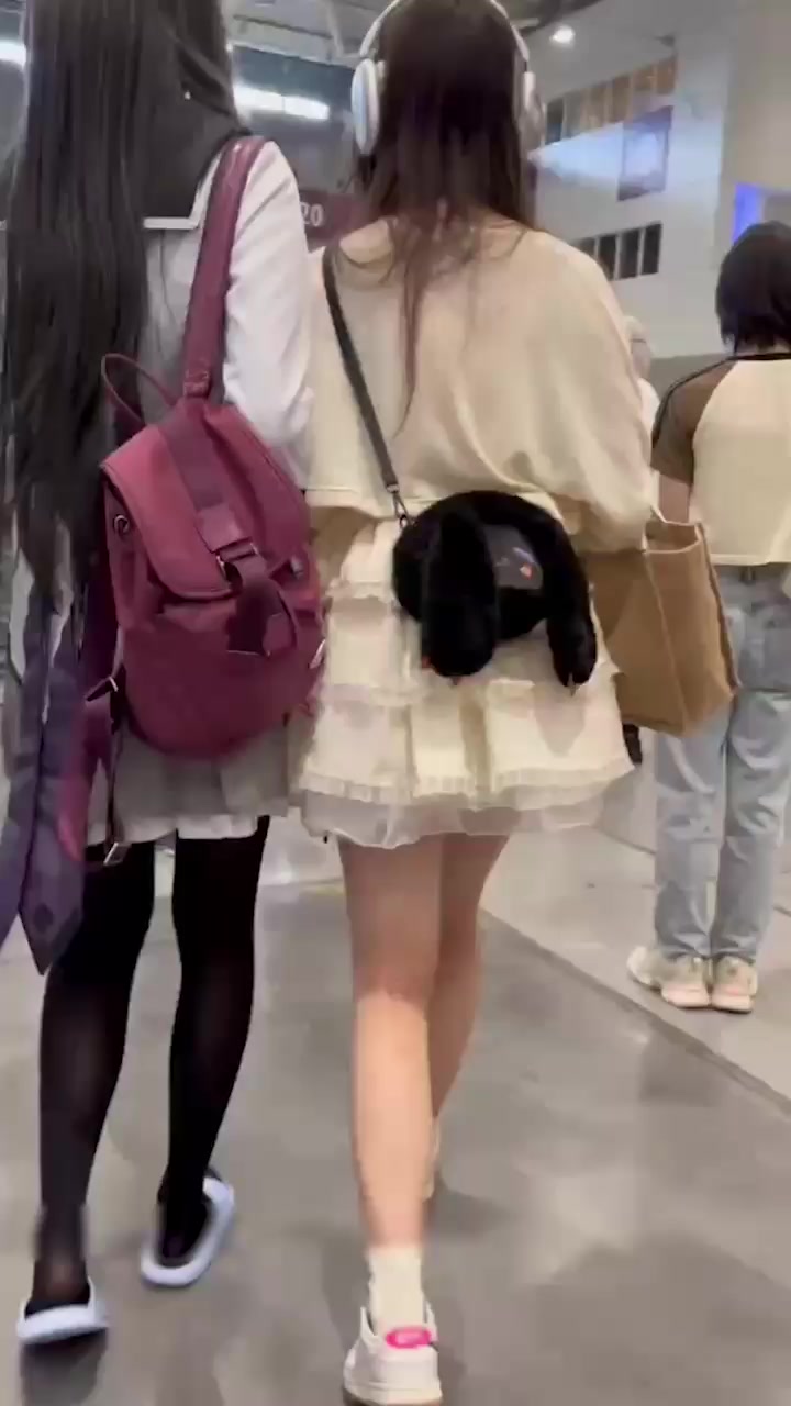 漫展偷拍甜美学生妹 修长玉腿迈步轻移 无内短裙下嫩穴若隐若现 春光外泄欲火焚身！