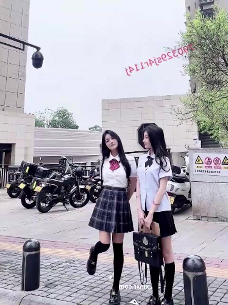 极品姐妹花 鱼尾fish与谭小灵 大尺度写真福利 JK少女搔首弄姿诱惑摆拍 如梦似幻的美丽让人无法移开目光！