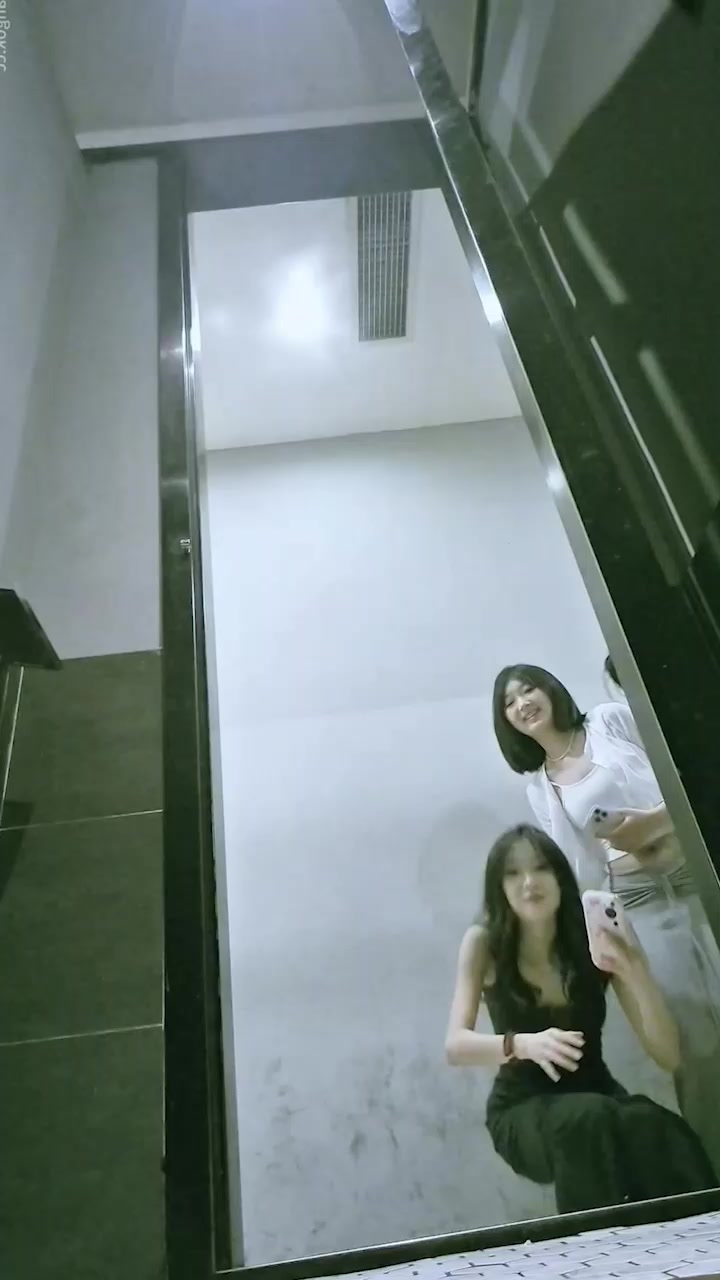 最新厕所偷拍流出！多位高颜值女神撅臀放尿 近景展示喷溅精彩瞬间 各式粉嫩美穴尽收眼底！
