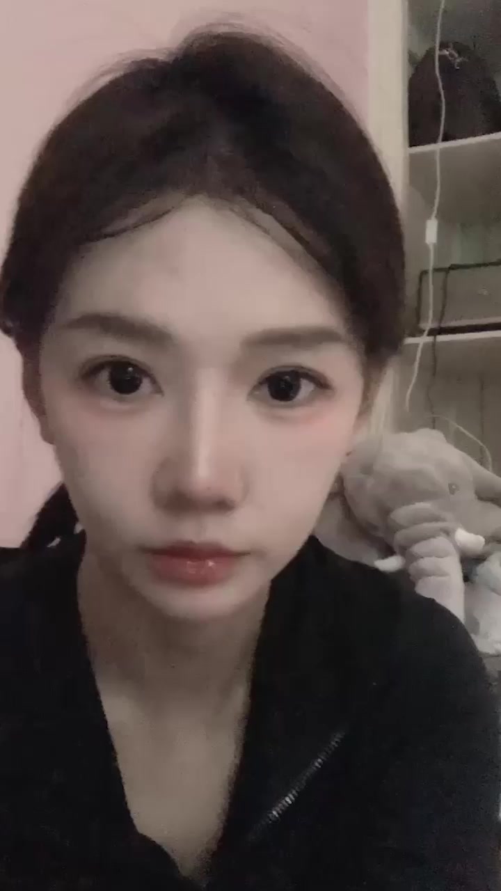 成都精神小伙 张嘉鑫 和骚货女友第5弹 丝袜情趣装被站立后入 各种姿势不停猛干 浪叫连连！1