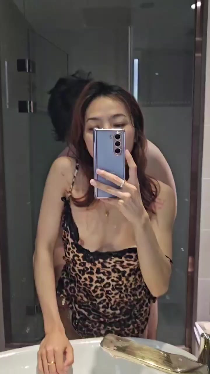 湖南服装店老板娘 刘小敏 与男友性爱视频泄漏 情趣豹纹性感撩人 镜前后入爆操表情超级淫荡！