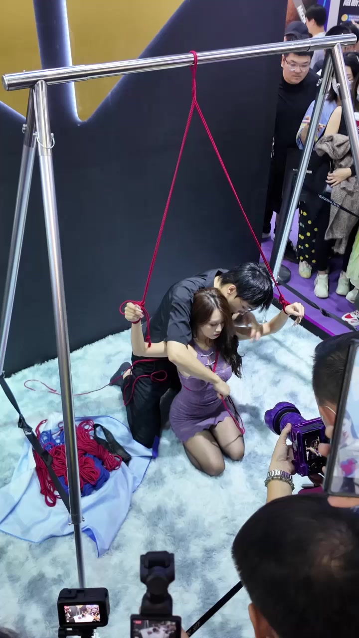 广东漫展惊现情趣捆绑展台！爆奶女模阿紫与绳艺大师现场开玩 裙子撩腰内裤全露 敏感点被反复撩拨一脸媚态！