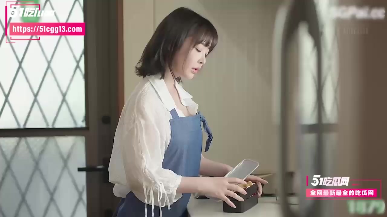 水果派解说 极品女优三宫椿最新剧情AV 性感人妻被儿子教练强上 黑丝性奴养成 绿帽老公门缝看完全程绿到崩溃！